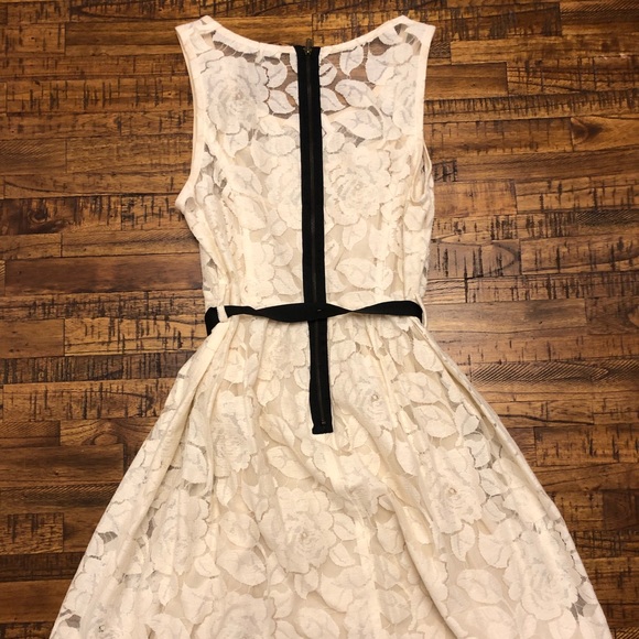 Cream Lace Sleeveless Dress with Black Belt - Picture 2 of 3